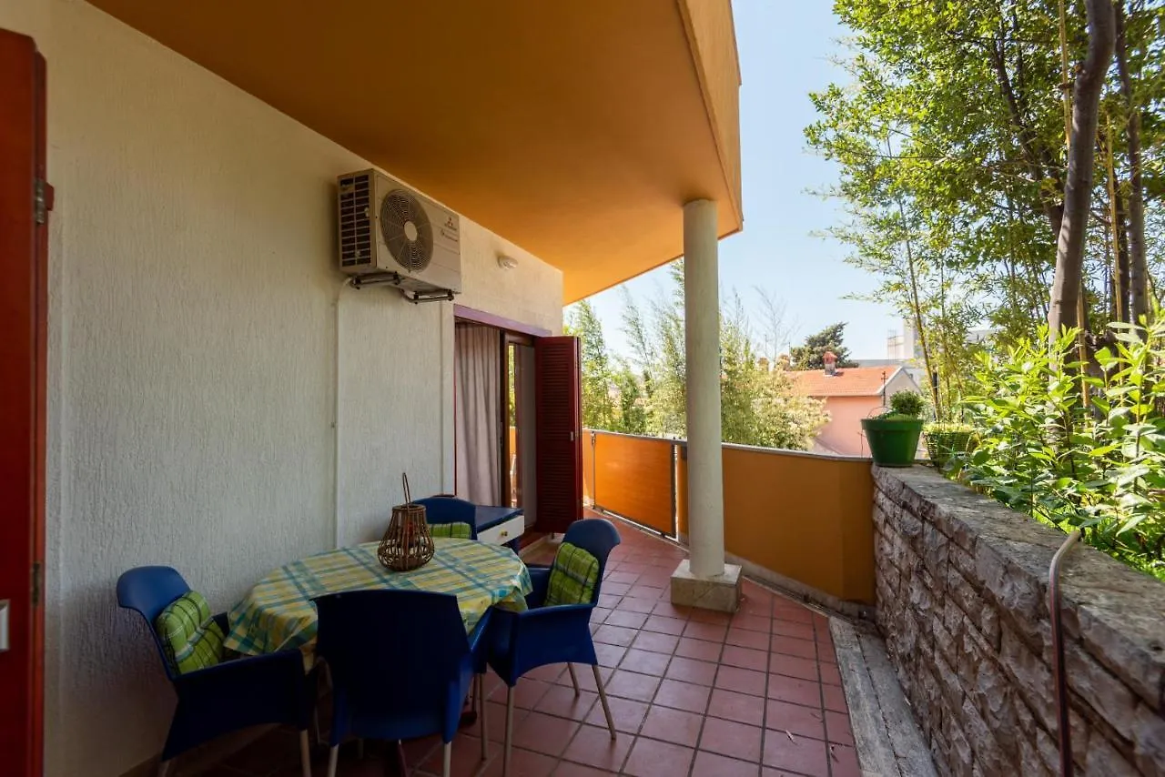 Apartment Anna بولا 0*,